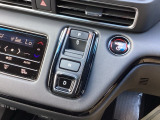 ワンアクションでスムーズな運転を支援する、エレクトリックギアセレクターに、パーキングブレーキは、電子制御パーキングブレーキです。