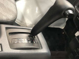 操作しやすいATシフトです。シフトチェンジを気にしなくてよいので運転だけに集中できますね。自然と手に届くところにある、手になじむ形状のシフトノブがいいですね。