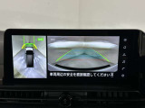 上からの視点で狭い駐車場への駐車に役立つ、アラウンドビューモニター対応純正メモリーナビ装備。