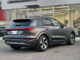 Audiのリヤディフューザーは、車両の後方での空気の流れを整え、乱流を減少させることで、走行安定性を向上させます。またスポーティで洗練された外観を提供し、全体のスタイルに一体感を持たせます。