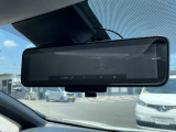 車両後方のカメラ映像を映し出し、車内の状況や、天候などに影響されずいつでもクリアな後方視界が得られるインテリジェントル-ムミラ-が装備されております。