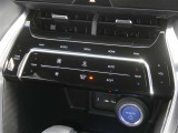【オートエアコン】車内温度を感知して自動で温度調整をしてくれるのでいつでも快適な車内空間を創り上げます!どの席に座っても快適なドライブが楽しめます♪