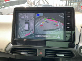 アラウンドビューモニターです。4つのカメラからの映像を合成・処理することで空から見下ろすような視点で周囲を確認でき、駐車時のクルマの位置確認がスムーズになります。