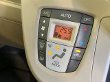 【オートエアコン】一度お好みの温度に設定すれば、車内の温度を検知し風量や温度を自動で調整。暑い&hellip;寒い&hellip;と何度もスイッチ操作をする必要はありません。快適な車内空間には必須の機能ですね♪