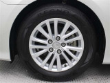 純正アルミホイールは精度が高く、走行の安定性が優れています。タイヤサイズ215/60R16
