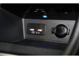 小物の収納に便利なセンタートレイには携帯等のデバイスの充電可能なUSB出力電源付です。