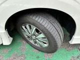 タイヤサイズは195/65R15です。日産純正アルミ装着です☆