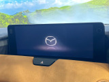 【12.3インチマツダコネクト】車内の雰囲気にマッチした大型ディスプレイ。スマホ接続でのナビ使用やBluetooth再生等、様々な機能が楽しめます。直感的なダイヤル操作が可能で、使い勝手も良好です。