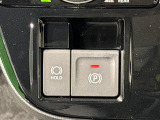 指先だけで簡単に操作が可能な電動パーキングブレーキを採用。「HOLD」スイッチを押すと、渋滞や信号待ちなどでブレーキペダルから足を離しても、ブレーキを保持するので安心です