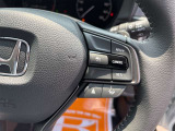 【クルーズコントロール】アクセル操作なしで一定速度を保つ機能。先行車との距離を自動調整する追従型が主流で、高速走行時の疲労を劇的に軽減します。長距離移動が多いお客様への商談では必須の快適装備です。