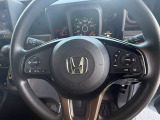 【ステアリングスイッチ】が付いており運転中に前方から目線をそらすことなくオーディオ等の操作が可能なので安心・快適にカーライフをお楽しみいただけます。