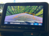 【バックカメラ】駐車時に後方がリアルタイム映像で確認できます。大型商業施設や立体駐車場での駐車時や、夜間のバック時に大活躍!運転スキルに関わらず、今や必須となった装備のひとつです!