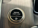 ステアリングボタンは、使いやすいデザインでございます。ステアリング付近のレバーや、ステアリングボタンで追従機能の操作も可能でございます。