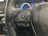 ステアリングスイッチ付きで、運転中に視線を前に向けたまま操作できます。