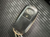 スマートキーをポケットやバッグに携帯していれば、キーを取り出すことなくドアハンドルを握り解錠、ドアハンドルのセンサーに触れるだけで施錠できます。