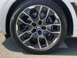 BMW純正22インチホイール。洗練されたデザインで、足元の個性を引き立てます。