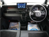 運転にかかわる様々な操作を安全に行えるように視点移動が少なく、操作性に配慮されたスイッチ類が凝縮されたコクピットです。