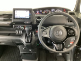【ハンドル】運転にかかわる様々な操作を安全に行えるように視点移動が少なく操作性に配慮されたスイッチ類が凝縮されたコックピットです。