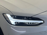 【LEDヘッドライト】明るく眩しいハイビームを先行車や対向車に照射しないオートハイビームを備えたLEDヘッドライト。北欧神話に登場するトールハンマーをモチーフにした、一目でボルボとわかるデザイン。