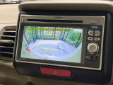 【バックカメラ】駐車時に後方がリアルタイム映像で確認できます。大型商業施設や立体駐車場での駐車時や、夜間のバック時に大活躍!運転スキルに関わらず、今や必須となった装備のひとつです!