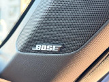 【BOSEサウンドシステム】メーカーオプションの高品位サウンドシステムを搭載。専用のチューニングが施された大小様々なスピーカーから良質なサウンドが奏でられ、臨場感あふれる音響空間を演出します。