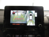 車両を上から見たような映像をナビ画面に表示するパノラミックビューモニターが付いています。