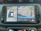 上空から見下ろしているかのような映像をディスプレイに映し出し、スムースな駐車をサポートします。画面は「トップビュー」のほか「サイドブラインドビュー」への切り換えが可能。ますます安心です