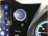 スマートキーを携帯していればキーを取り出さずにドアを施錠&解錠。クルマの始動も可能です。
