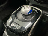 前後の動きだけで簡単に操作できる先進的なデザインの電制シフト。扱いやすく、手に馴染みやすい設計となっています。