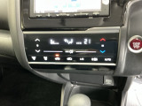 オートエアコンで、毎日のドライブを快適に。温度、風量を自動で調整し、理想的な車内環境を提供します。
