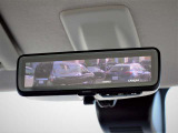 【インテリジェント ルームミラー】!車両後方のカメラ映像をミラー面に映し出すので、車内の状況や、天候などに影響されずクリアな後方視界が得られます!