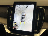 【360&deg;ビューカメラ】4台の高解像度カメラで360度の鳥瞰図を表示。隣の車や壁、死角にある障害物などを画面で確認できるため、狭いスペースでの駐車・出入りも安心です。