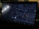 ダッシュボードの中心にありますメインモニターは15.6インチになります ナビゲーションはゼンリン製の地図データになりますので、日本車と同様にお使いいただけます