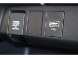 USBオーディオ用ソケットがついていますので携帯電話などを接続すれば音楽等の再生が可能です!充電用ソケットもございます!