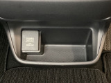 アクセサリーソケットはUSBのアダプターなどをつければ、スマホの充電にも使えます。周辺には物が置けるボックスがついています。