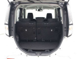 後席シートバックのレバーで荷室側からも簡単にスライド操作が可能です。