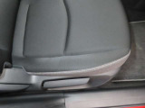運転席の状態が出る場所ですが、ご覧の通りにキレイな状態ですよ。シートリフターの調整幅も大きいので、ポジションにお悩みの方はぜひ一度お座りになってくださいね。