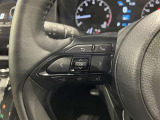ステアリングスイッチ付きで、運転中に視線を前に向けたまま操作できます。