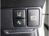 オートマチックハイビームとは、先行車や対向車のライトを認識し、ハイビームとロービームを自動で切り替える機能です。夜道の視界を確保します。詳細は販売店スタッフまでおたずねください。