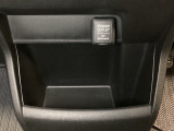 アクセサリーソケットはUSBのアダプターなどをつければ、スマホの充電にも使えます。周辺には物が置けるボックスがついています。