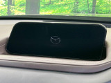 【10.25インチマツダコネクト】車内の雰囲気にマッチした大型ディスプレイ。スマホ接続でのナビ使用やBluetooth再生等、様々な機能が楽しめます。直感的なダイヤル操作が可能で、使い勝手も良好です。