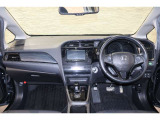 操作性に優れた運転席となります!小物入れや各ボタンの配置にこだわり、使いやすいです!座り心地もよく視認性も良好なのでロングドライブもお任せ下さい!