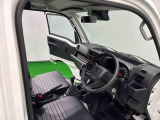見易い計器類と運転し易いドライビングポジションは、視角も少なく前方&左右の見切りが良く運転し易いクルマです