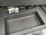 トランク下側にも少し荷物を収納することができます。