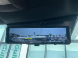 【デジタルインナーミラー】車両後方カメラの映像をルームミラーに映すことが出来ます。 そのため、後席に人や荷物があって後方が見えづらい場合でもしっかり視界を確保することが出来ます。