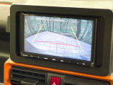 【バックカメラ】駐車時に後方がリアルタイム映像で確認できます。大型商業施設や立体駐車場での駐車時や、夜間のバック時に大活躍!運転スキルに関わらず、今や必須となった装備のひとつです!