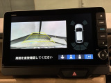 リバースギアに入れるだけで後方の表示へ切り替わります。夜間や雨の日の駐車も楽になりますよ。