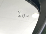 【ブラインドスポットモニター】走行中、ドアミラーの死角になりやすい箇所に後続車が接近するとサイドミラーのレンズに警告を表示!ドライバーに注意喚起をしてくれます。
