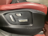 運転席にはパワーシートを装備!シート位置を記憶するメモリー機能付きなのでご夫婦で2名分セットすると便利です♪