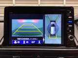 マルチビューカメラシステム搭載車です。お車の周囲を全方位でカバーします。後方・前方・両脇と、コンディションが悪い視界でもカラーモニターに映し出した映像がドライバーをサポートします。